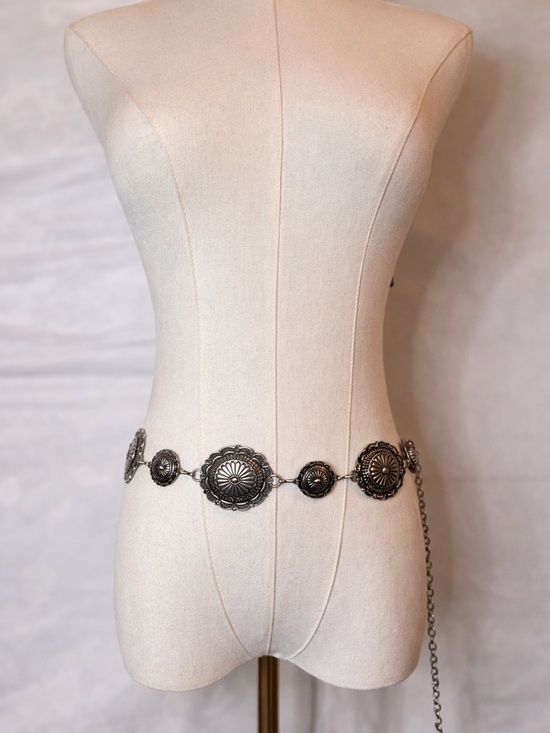 Amazon Accessories - Amazon Silver Floral Medallion Waist Chain Belt